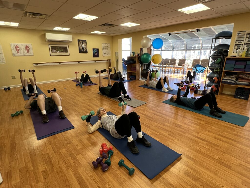 Group fitness class lifting weights 